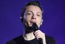 Tiziano Ferro fatica al concerto e preoccupa fan: “Che gli è successo?”
