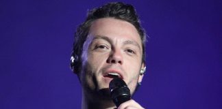Tiziano Ferro fatica al concerto e preoccupa fan: “Che gli è successo?”