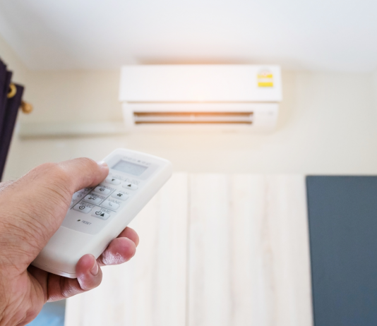 Caldo, condizionatori sempre accesi e quasi 150 euro in bolletta: 10 consigli per risparmiare