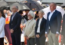 Ecclestone torna sul podio, premia Russell con la medaglia del presidente Fia