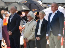 Ecclestone torna sul podio, premia Russell con la medaglia del presidente Fia