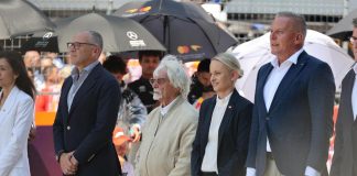 Ecclestone torna sul podio, premia Russell con la medaglia del presidente Fia
