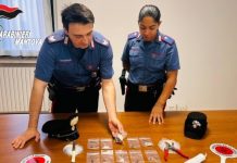 Trasporta cocaina e hashish, scappa all’alt dei carabinieri. Bloccato, li aggredisce: arrestato