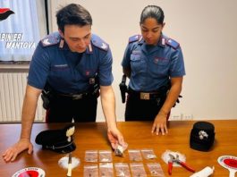 Trasporta cocaina e hashish, scappa all’alt dei carabinieri. Bloccato, li aggredisce: arrestato