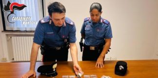 Trasporta cocaina e hashish, scappa all’alt dei carabinieri. Bloccato, li aggredisce: arrestato
