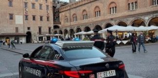 Mantova, frasi offensive ai Carabinieri davanti al bar chiuso: denunciati in due