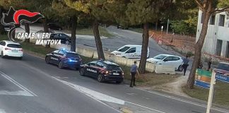 Si denuda, molesta i clienti al bar e scaglia pietre contro i carabinieri: arrestato