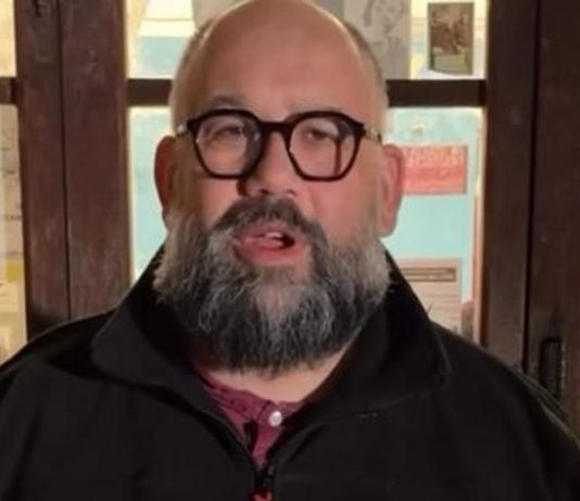 “Obeso e con spalle troppo larghe per risonanza magnetica”: l’odissea dell’attore Francesco Chiantese