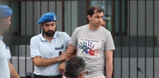 Femminicidi escort, Frumuzache condannato all’ergastolo. Lui in aula con la maglietta dei figli: “Sei il nostro superpapà”