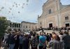 Medole, chiesa gremita per l’addio a Lorenzo: moto e palloncini per accompagnarlo nell’ultimo viaggio