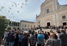 Medole, chiesa gremita per l’addio a Lorenzo: moto e palloncini per accompagnarlo nell’ultimo viaggio