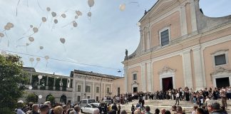 Medole, chiesa gremita per l’addio a Lorenzo: moto e palloncini per accompagnarlo nell’ultimo viaggio