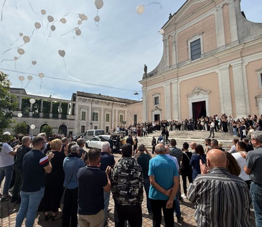 Medole, chiesa gremita per l’addio a Lorenzo: moto e palloncini per accompagnarlo nell’ultimo viaggio