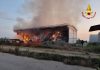 Vignale, incendio all’alba nel capannone dell’azienda Biagi, in fumo centinaia di rotoballe
