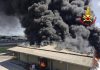 Incendio Versalis, ordinanze dei sindaci ai residenti: “State in casa con finestre chiuse”