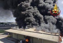 Incendio Versalis, ordinanze dei sindaci ai residenti: “State in casa con finestre chiuse”
