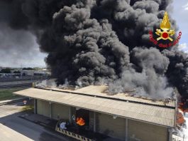 Incendio Versalis, ordinanze dei sindaci ai residenti: “State in casa con finestre chiuse”