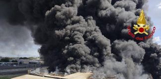 Incendio Versalis, ordinanze dei sindaci ai residenti: “State in casa con finestre chiuse”