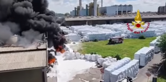Versalis, incendio domato all’alba dopo 20 ore. Area sotto sequestro, procedono analisi ARPA