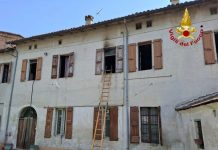 Paura a Viadana, appartamento in fiamme. I vigili del fuoco spengono il rogo