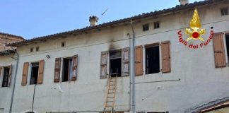 Paura a Viadana, appartamento in fiamme. I vigili del fuoco spengono il rogo