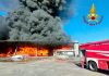Pisa, in fiamme un capannone industriale: maxi incendio a Vicopisano