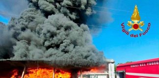 Pisa, in fiamme un capannone industriale: maxi incendio a Vicopisano