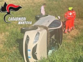 S.Benedetto, sterza bruscamente per evitare l’incidente: auto ribaltata nei campi, 34enne all’ospedale