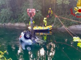 Senago, auto con nove persone a bordo nel canale all’alba: tre giovani morti