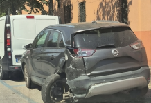 Auto si scontra contro un’ambulanza in emergenza che finisce contro due veicoli parcheggiati