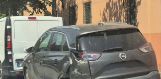 Auto si scontra contro un’ambulanza in emergenza che finisce contro due veicoli parcheggiati