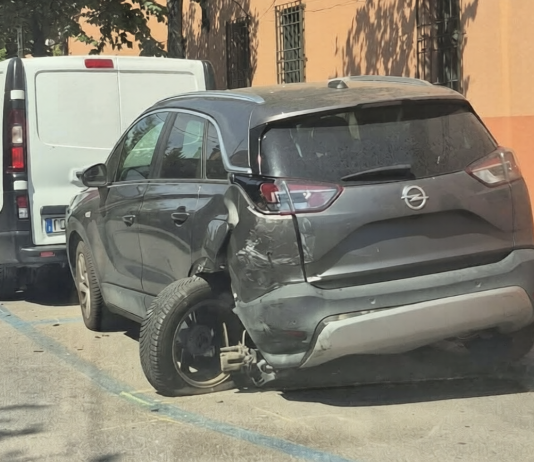 Auto si scontra contro un’ambulanza in emergenza che finisce contro due veicoli parcheggiati