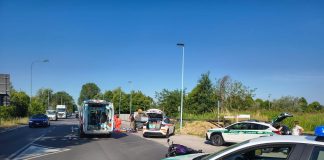 Mantova, motociclista 25enne ferito in sorpasso: scontro in via dei Toscani