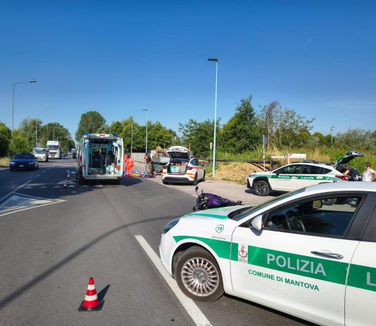 Mantova, motociclista 25enne ferito in sorpasso: scontro in via dei Toscani