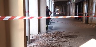 Mantova, spavento in centro: cede l’intonaco sotto i portici di corso Umberto