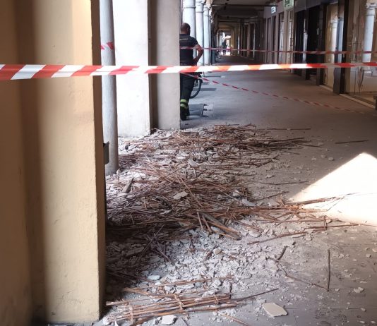Mantova, spavento in centro: cede l’intonaco sotto i portici di corso Umberto