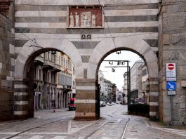 Palpeggia passante in pieno centro a Milano: arrestato per violenza sessuale