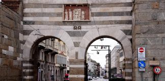 Palpeggia passante in pieno centro a Milano: arrestato per violenza sessuale