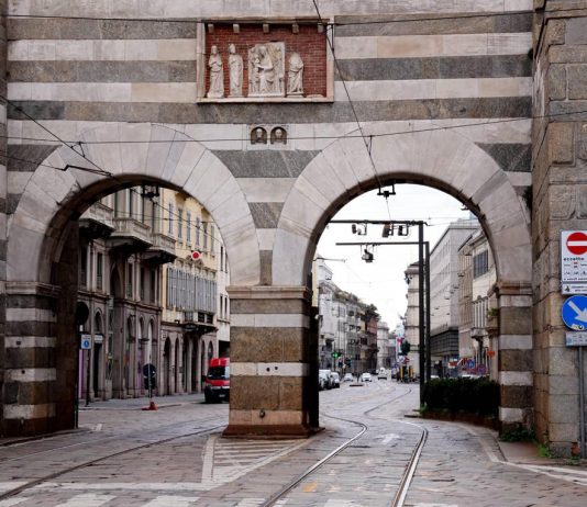 Palpeggia passante in pieno centro a Milano: arrestato per violenza sessuale