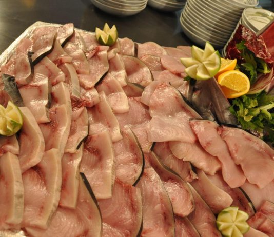 Cena di pesce? Occhio alle tossine marine: quali sono, cosa si rischia e come difendersi