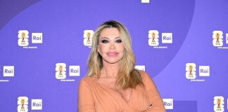 Paola Ferrari e gli attacchi degli hater: “Ho avuto un tumore alla pelle. Gli occhi? Nessun problema”