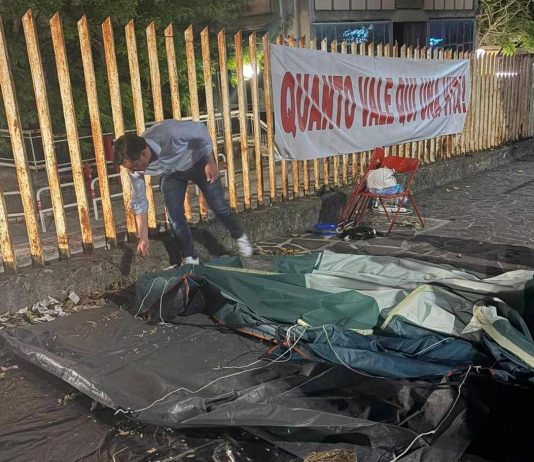 Isernia, dopo 167 notti all’addiaccio per difendere l’ospedale il sindaco toglie la tenda