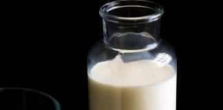 Latte crudo, nuove infezioni tra gli ‘adepti’. Bassetti: “Va vietato”