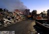 Incendio a Livorno, fiamme in una ditta di stoccaggio di rifiuti: “Chiudete porte e finestre”