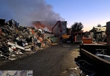Incendio a Livorno, fiamme in una ditta di stoccaggio di rifiuti: “Chiudete porte e finestre”