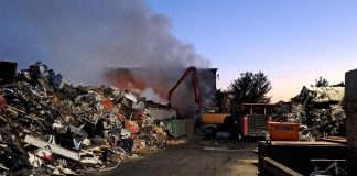 Incendio a Livorno, fiamme in una ditta di stoccaggio di rifiuti: “Chiudete porte e finestre”