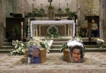 L’ultimo saluto a madre e figlio uccisi a fucilate, Camaiore si stringe nel dolore