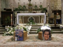 L’ultimo saluto a madre e figlio uccisi a fucilate, Camaiore si stringe nel dolore