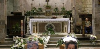 L’ultimo saluto a madre e figlio uccisi a fucilate, Camaiore si stringe nel dolore