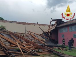 Maltempo sul Mantovano, tetti scoperchiati, alberi abbattuti, allagamenti e grandine: intervengono i vigili del fuoco